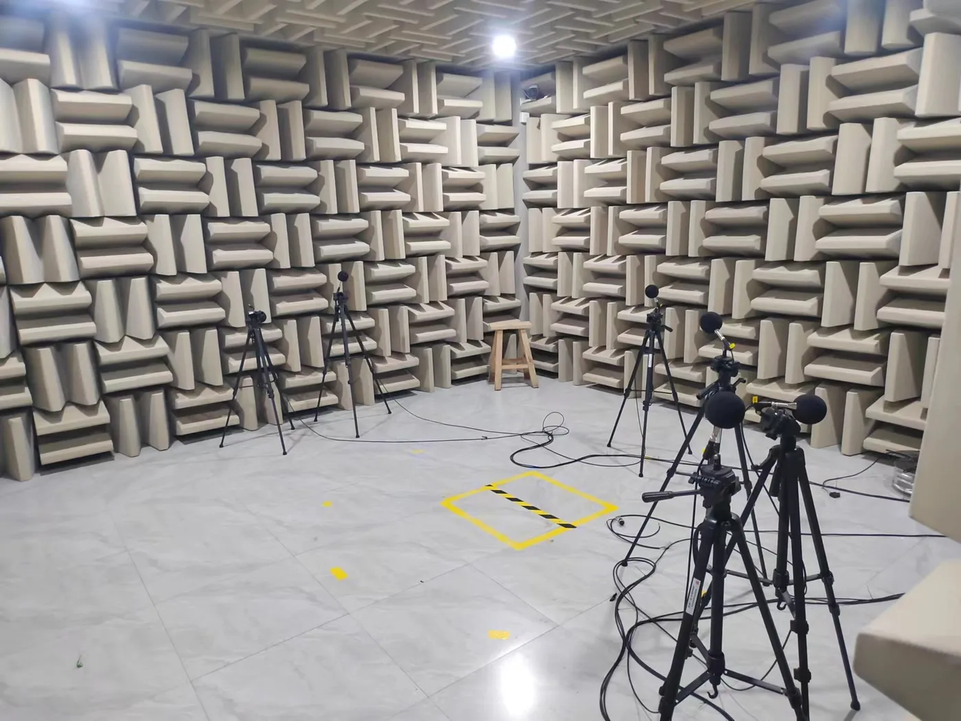 LONGWELL Semi-anechoic noise room (B&K instrumentation)
